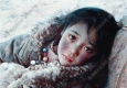 艾軒油畫作品《側臥的西藏小女孩》高清下載